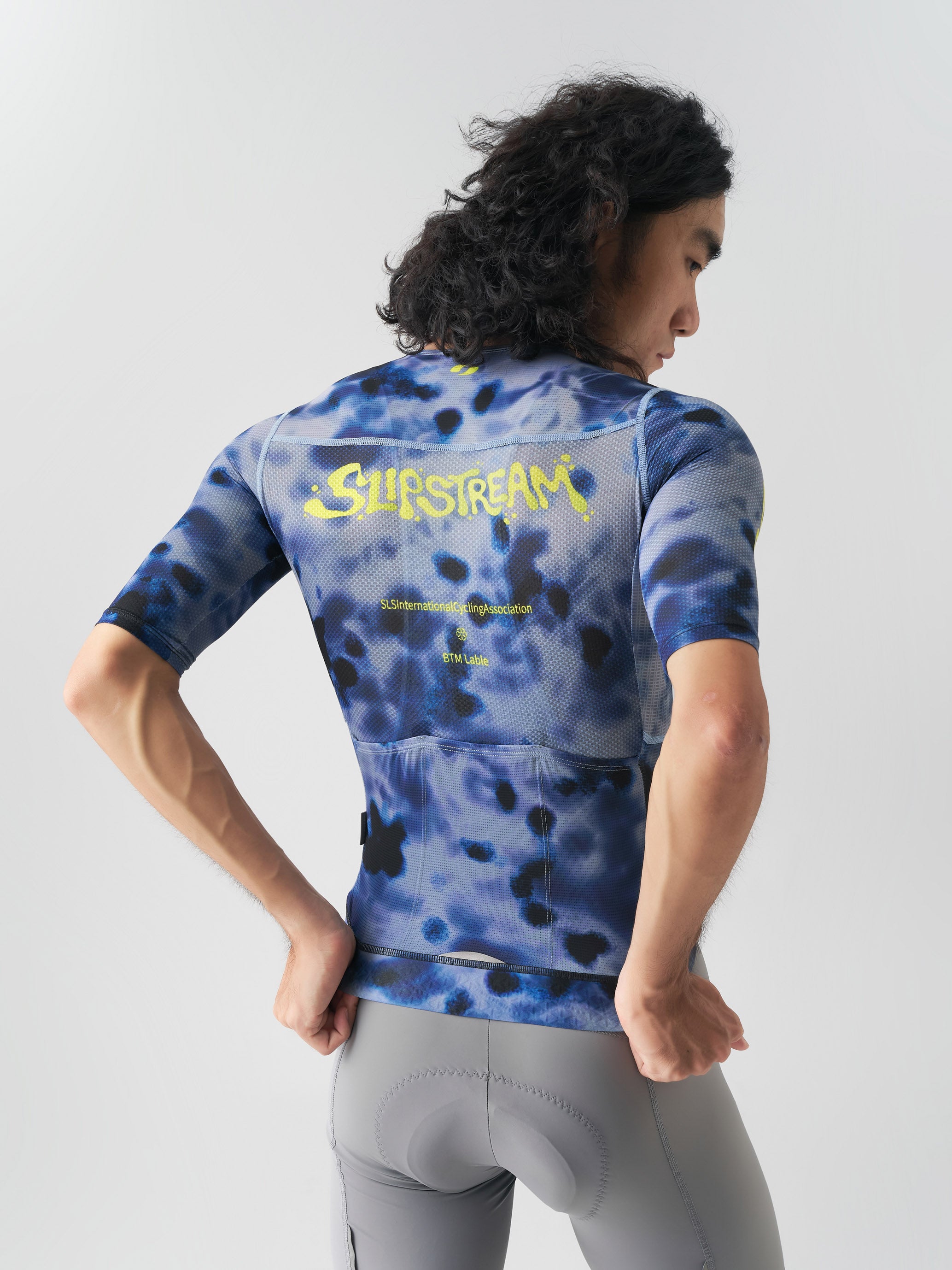 Men’s Prime SL Short Sleeve Jersey in Shadow Grey — three-quarter back view