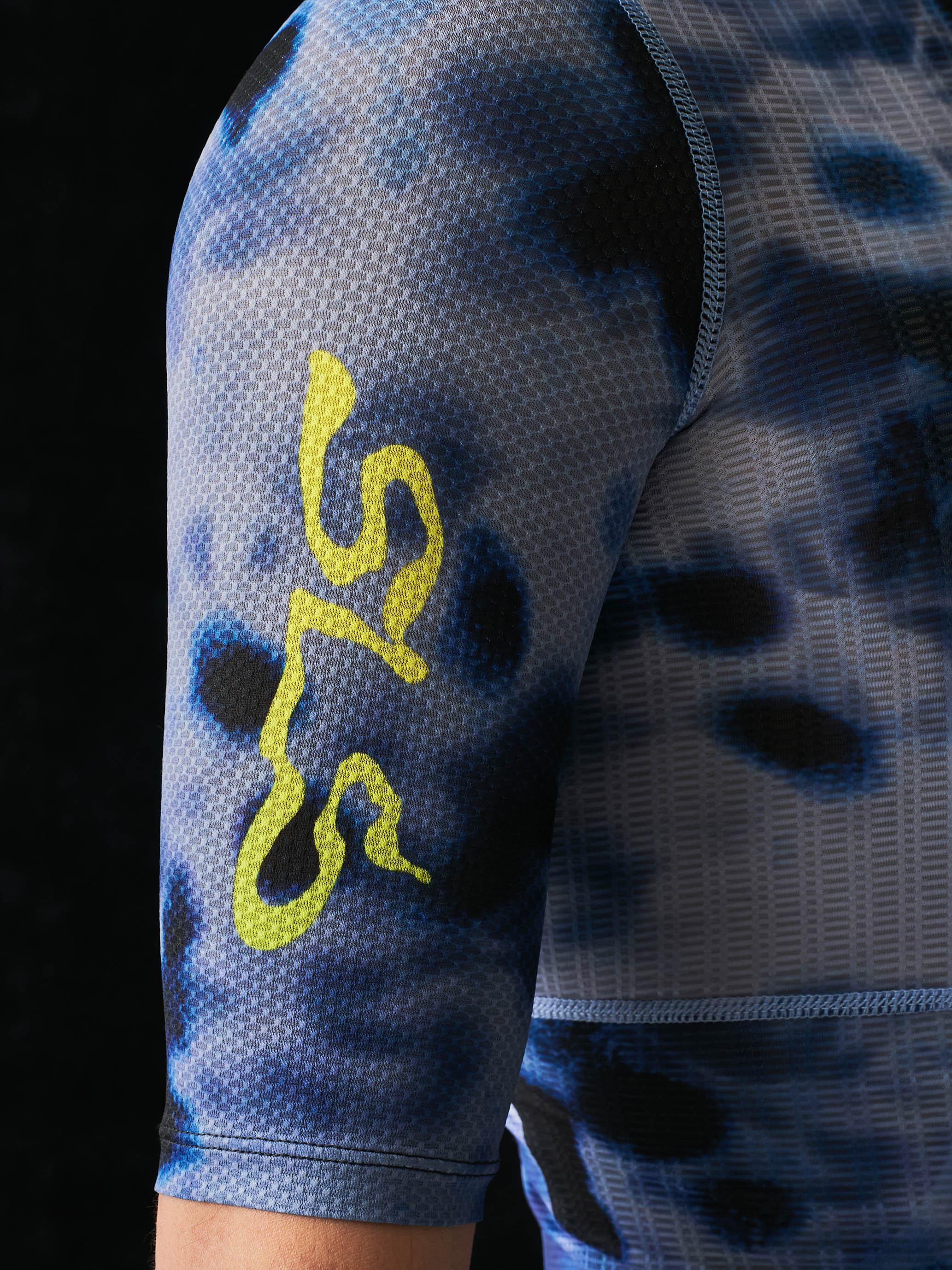 Men’s Prime SL Short Sleeve Jersey in Shadow Grey — sleeve detail on dark background