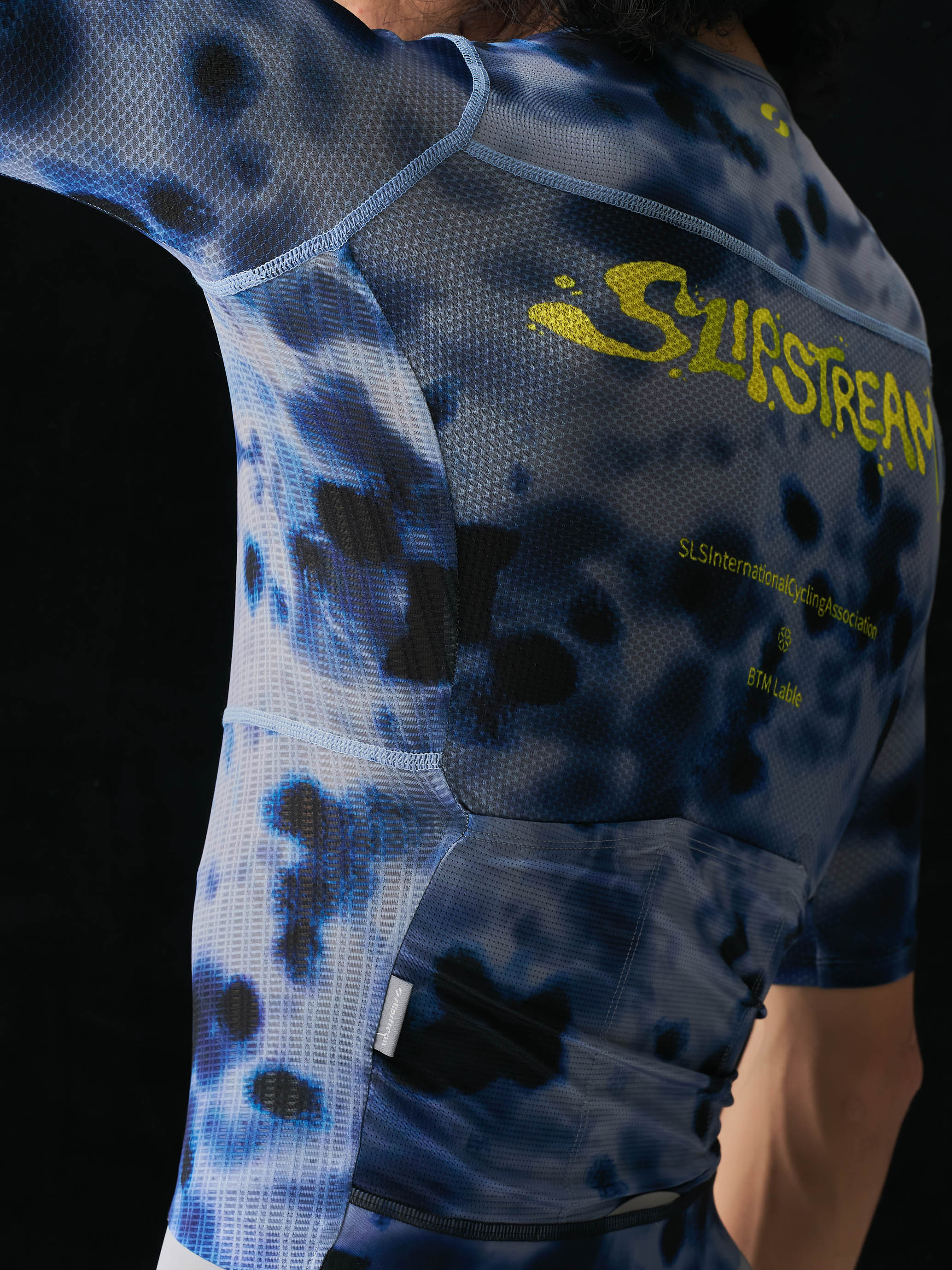 Men’s Prime SL Short Sleeve Jersey in Shadow Grey — back fabric detail on dark background